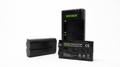 Neewer 2x Akku 2600mAh Li-Ionen für Sony NPF550 + Ladegerät