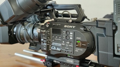 Sony FS7 Mark II mit Sony Videoobjektiv 18-110mm und XDCA-FS